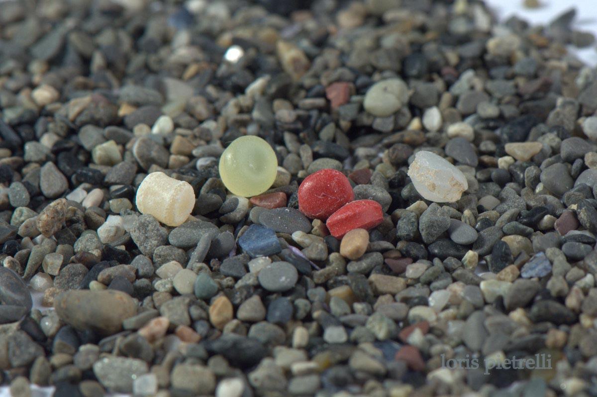 plastica ritrovata sulla spiaggia biglie
