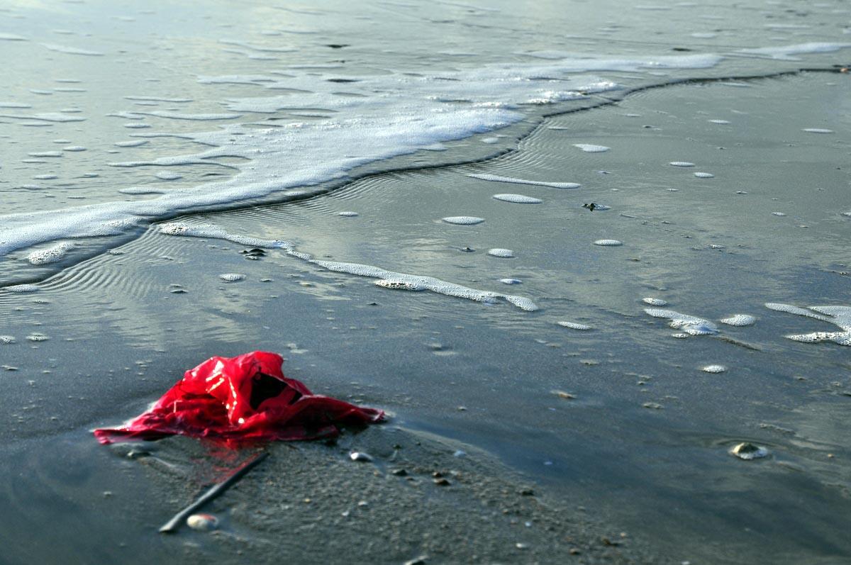 plastica ritrovata sulla spiaggia