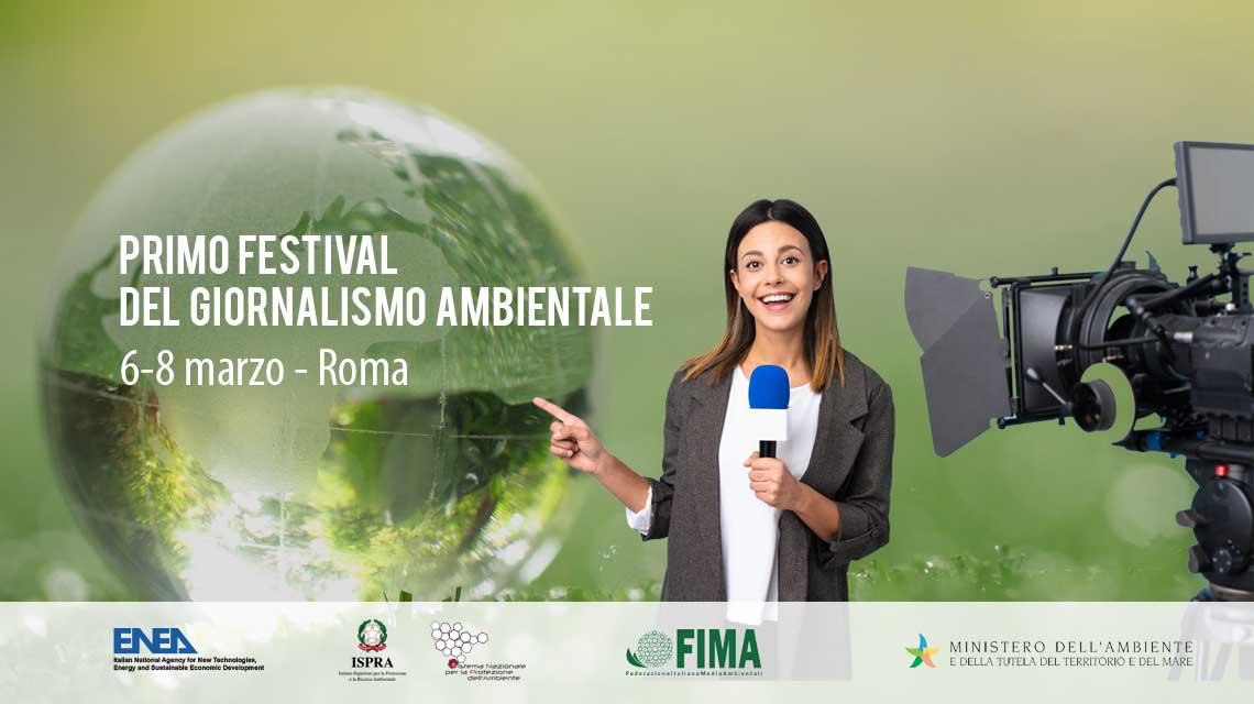 Giornalista che presenta il primo festival del giornalismo ambientale