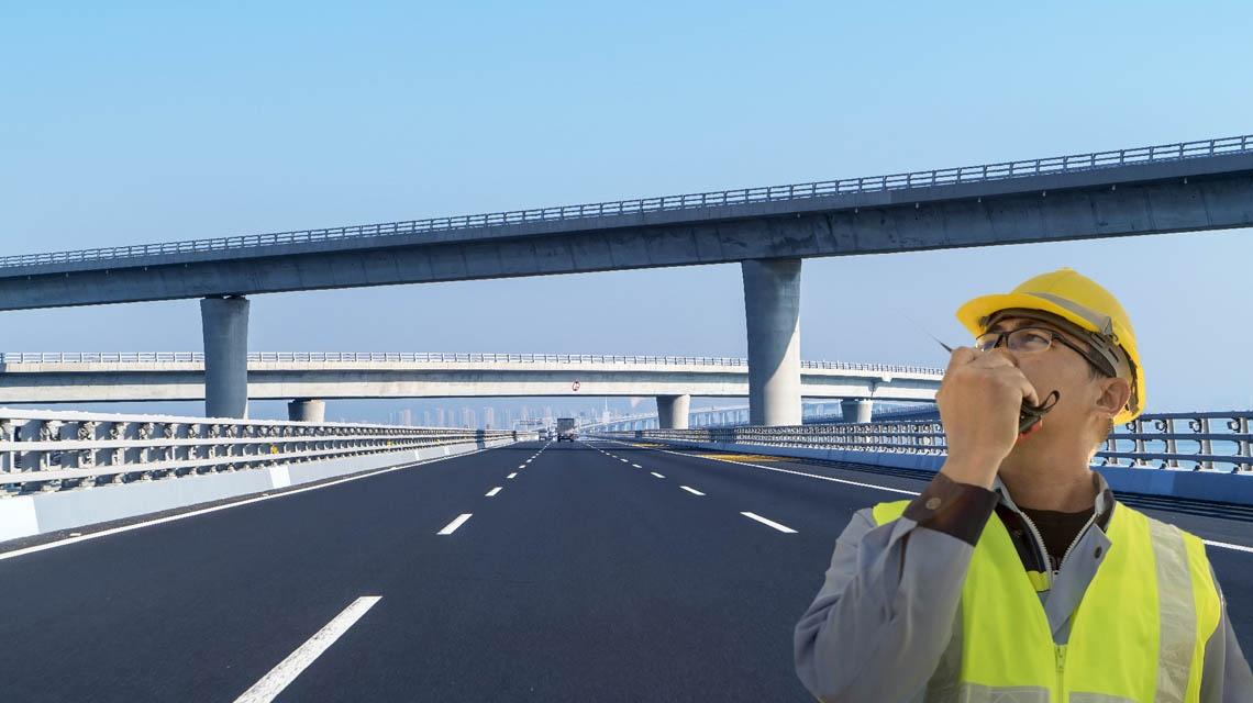 Tecnico sotto ad un viadotto che si occupa di sicurezzo