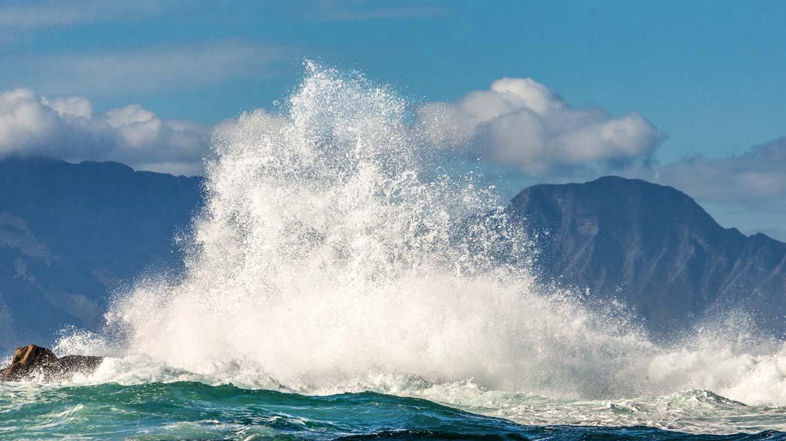 Onda del mare che si infrange sugli scogli