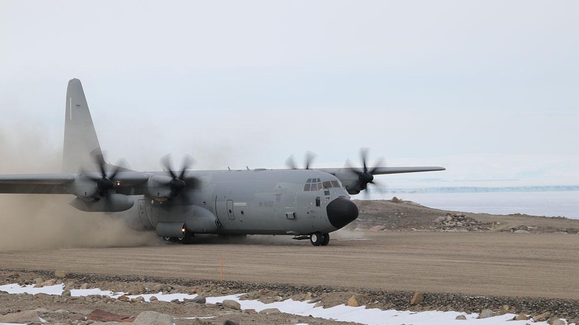  Il C-130J della 46°brigata Aerea dell’Aeronautica Militare tocca terra sulla nuova aviopista realizzata presso la stazione italiana Mario Zucchelli in Antartide