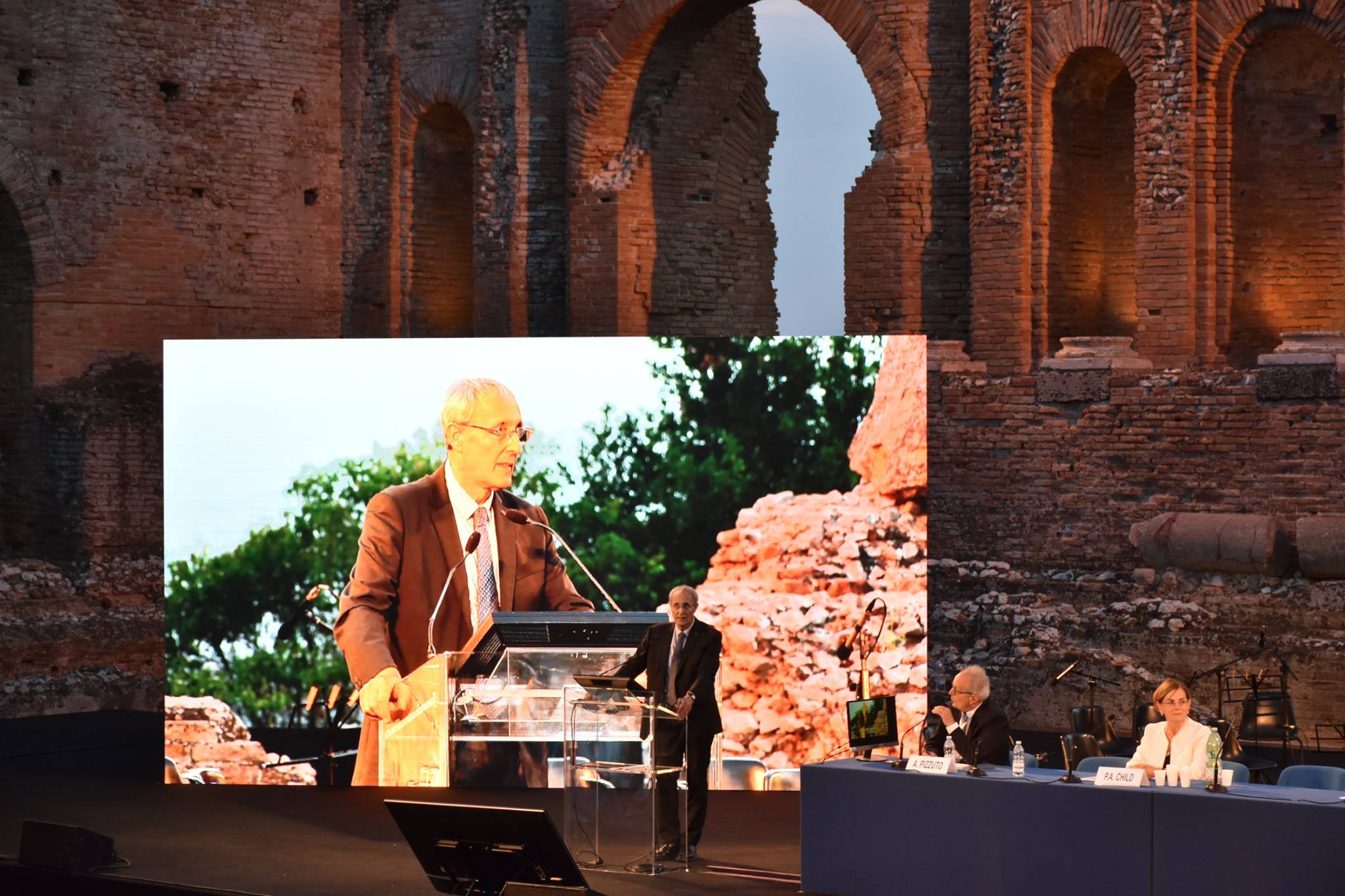 Bernard Bigot durante una conferenza