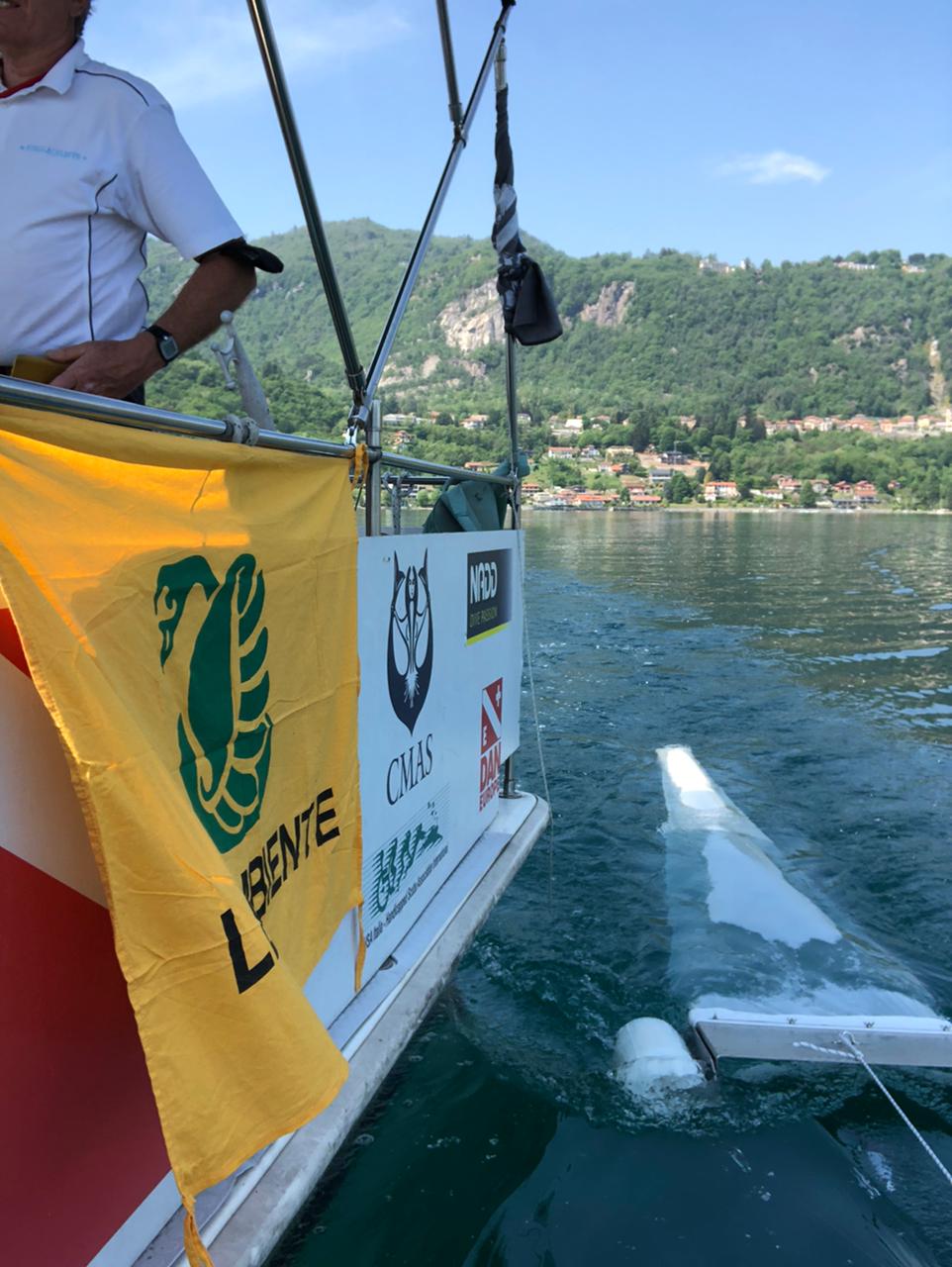 Questa prima campagna stagionale di indagine rappresenta un’evoluzione delle attività dimostrative avviate da Legambiente ed ENEA nel corso della Goletta 2021 sui laghi Maggiore, Orta, Viverone ed Avigliana Grande, nell’ambito del progetto LIFE Blue Lakes, coordinato da Legambiente, che ha come principale obiettivo di ridurre le microplastiche nei laghi. Oltre alla definizione di un protocollo standard di monitoraggio delle microplastiche nelle acque dei laghi, le azioni scientifiche del progetto mirano al trasferimento dei dati alle istituzioni preposte alla salvaguardia ambientale e al confronto con le Agenzie Regionali per la Protezione dell’Ambiente (ARPA). Più nello specifico le attività di campionamento avranno l’obiettivo di testare, in superficie, le prestazioni della nuova rete “Manta” (con maglia 100 µm acquistata da Legambiente grazie al finanziamento della Fondazione Compagnia di San Paolo) e, in profondità, il retino “Bongo”, già utilizzato nel corso delle campagne Blue Lakes sui laghi pilota del progetto. Lo scorso anno ENEA aveva già avviato una prima fase di condivisione del protocollo Blue Lakes supportando i tecnici di Arpa Piemonte nell’attività di analisi di laboratorio, dalle operazioni di pretrattamento dei campioni al “sorting” - cioè di suddivisione e conta di quanto campionato sulla base di classe di taglia, forma e colore - mediante stereomicroscopio, grazie anche alle competenze del personale che si occupa dei biomonitoraggi. La campagna sul lago d’Orta sarà inoltre l’occasione per l’ENEA di formare alcuni operatori per il campionamento di microplastiche in ambiente lacustre. “È di primaria importanza continuare lo scambio di conoscenze ed esperienze per poter contribuire alla comprensione di un fenomeno ambientale complesso come quello delle microplastiche nei laghi”, sottolinea Maria Sighicelli, del Laboratorio di Biodiversità e servizi ecosistemici dell’ENEA e responsabile scientifica del Progetto LIFE Blue Lakes. “La dinamica di diffusione di questo inquinante emergente richiede un monitoraggio costante ma anche lo sviluppo di un quadro metodologico standardizzato e innovativo per il campionamento e l’analisi della sua presenza nelle acque lacustri”. La scelta del lago d’Orta risponde sia a una logica di continuità rispetto alla scelta delle campagne di campionamento microplastiche degli anni precedenti, che alla possibilità di svolgere approfondimenti nel quadro del Contratto di Lago e in corrispondenza dell’anno in cui è previsto il campionamento della colonna d’acqua e delle componenti biologiche che Arpa svolge ai sensi della Direttiva Acque (2000/60/CE). Grazie all’attività dei Circoli locali di Legambiente e della rete dei firmatari del Contratto di Lago è possibile svolgere il campionamento con un’imbarcazione fornita da Novara Sub che consente il trasporto in sicurezza dei tecnici e della strumentazione necessaria per il campionamento dei transetti del lago. Il campionamento primaverile rappresenta il primo passo dell’attività prevista quest’anno, mentre un secondo campionamento è previsto in autunno per acquisire dati stagionali e correlati alle vicende termiche del lago. I campioni raccolti saranno trattati e analizzati mediante “sorting” da parte dell’Agenzia e successivamente inviati ad ENEA che si occuperà della caratterizzazione chimica e dell’identificazione dei polimeri attraverso tecnologie di spettroscopia infrarossa (FT-IR).