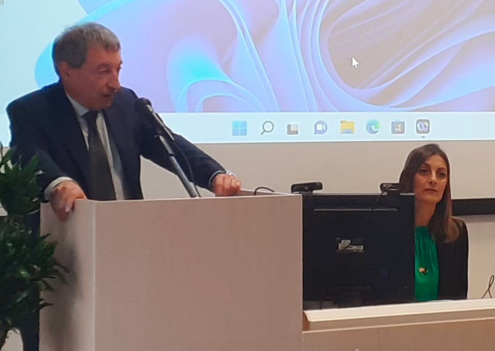 Laboratorio ENEA a Brescia il presidente ENEA Dialuce con Claudia Brunori, responsabile divisione ENEA di uso efficiente delle risorse e chiusura dei cicli