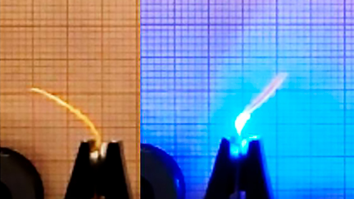 immagine di un fotopolimero prima (sinistra) e immediatamente dopo l’accensione della sorgente luminosa(destra)