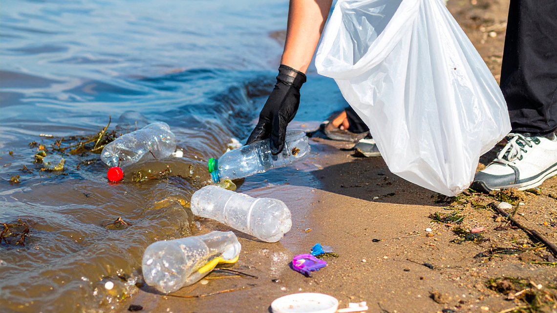 raccolta della plastica sulle spiagge