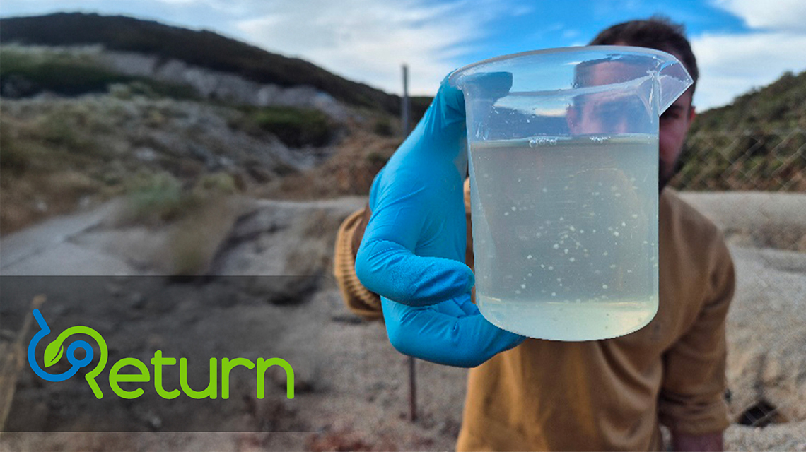 Mix di batteri prima di essere versato sul suolo del sito minerario di Ingurtosu