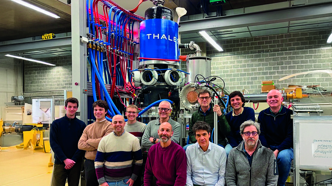 ricercatori davanti al generatore di onde magnetiche