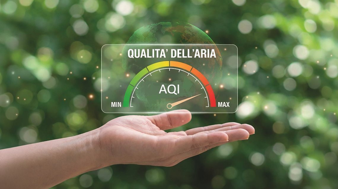 mano che sostiene un dispositivo per monitorare la qualità dell'aria