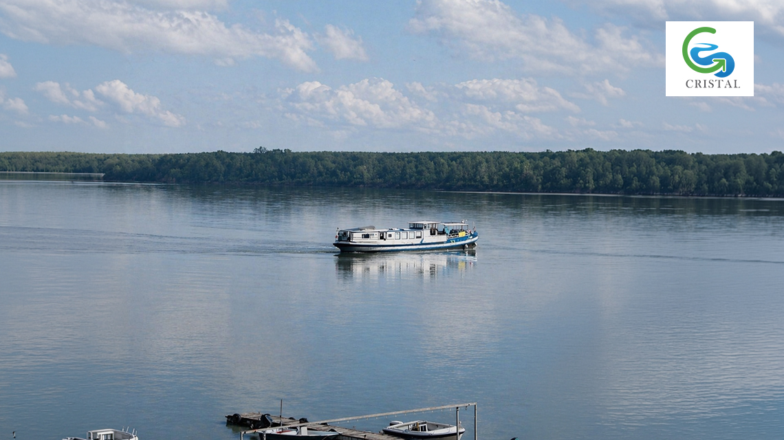 barca che naviga il fiume Po