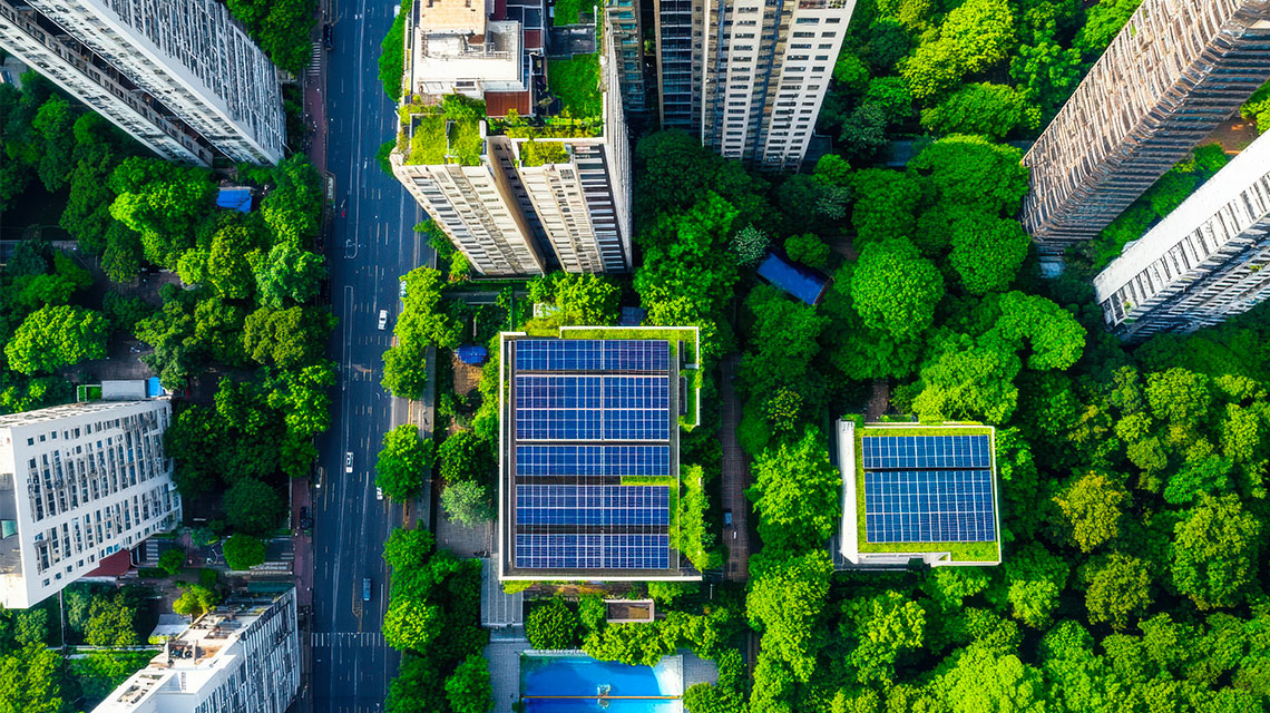 vista dall'alto di un parco con case e pannelli fotovoltaici