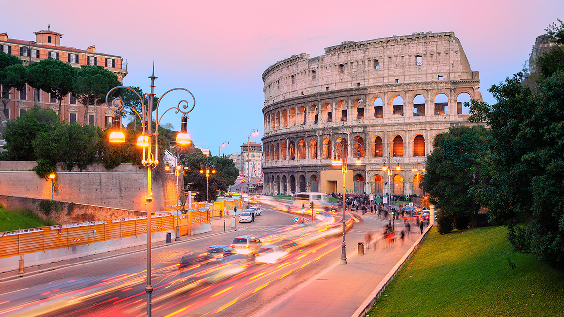 Roma, il Colosseo e il traffico