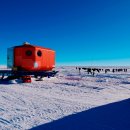 sleeping cabin!Sunny day at Oldest Ice Reconnaissance field camp in Dronning Maud Land. Drying laundry and sleeping cabin (Credit: Alexander Weinhart, AWI)